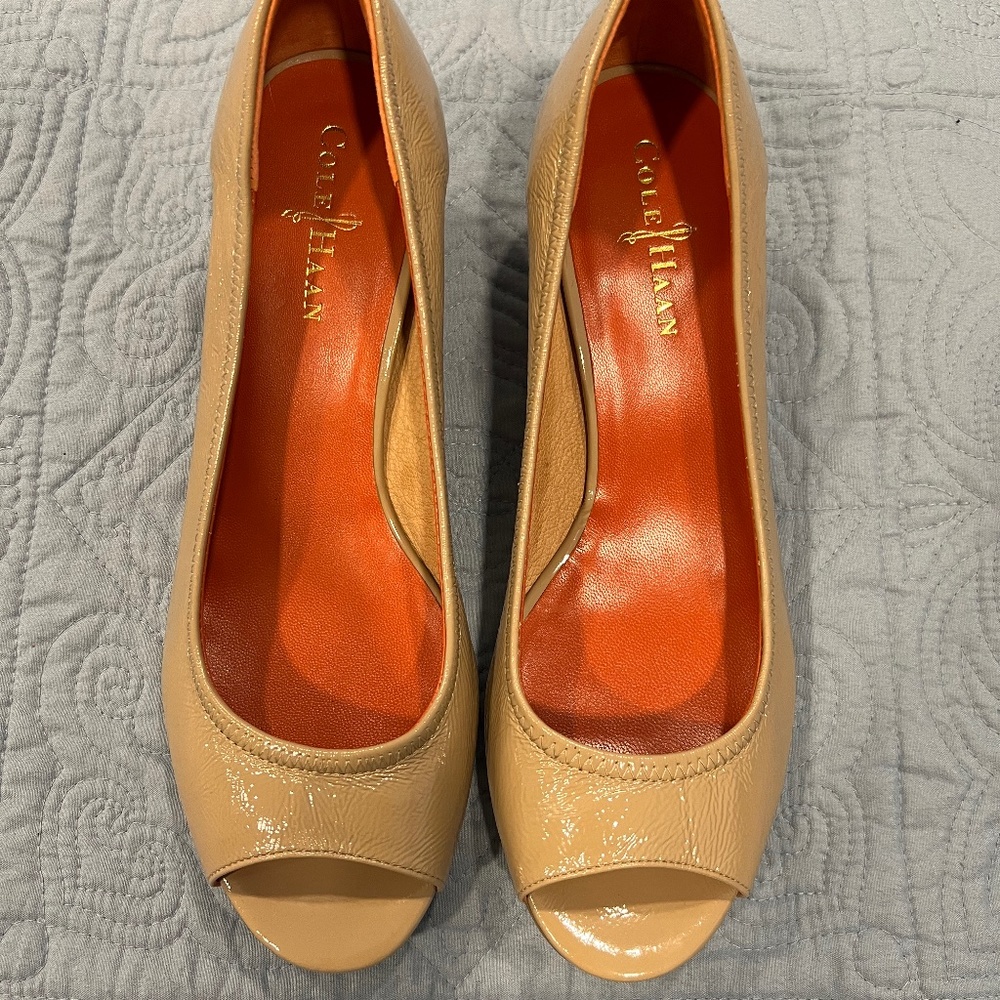 NWOT Cole Hahn Nike Air Beige Patent Leather Peep-Toe Wedges Size 8.5